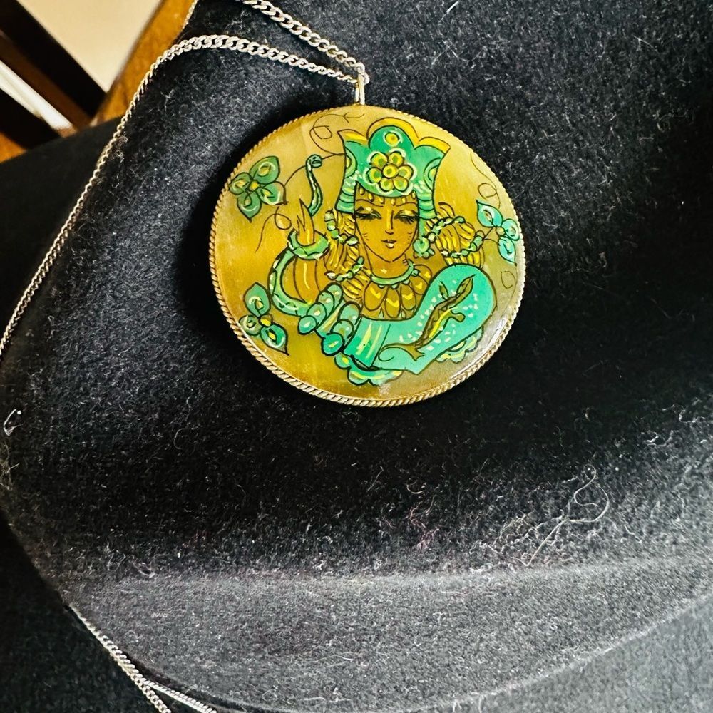 Russian Yoke Girl Hand painted 2sided lacquer pendent 1970’s Vintage - Picture 6 of 7